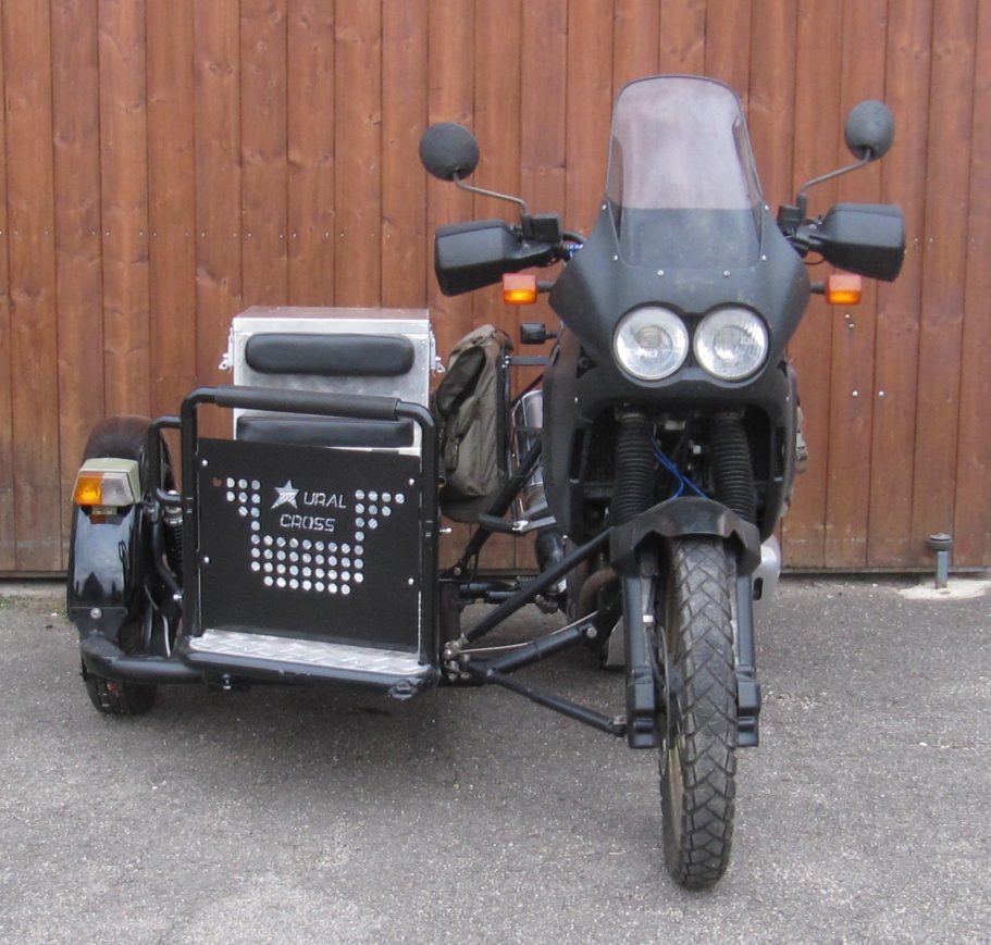 Ural Cross an Africa Twin ef-tech Jochen Brett